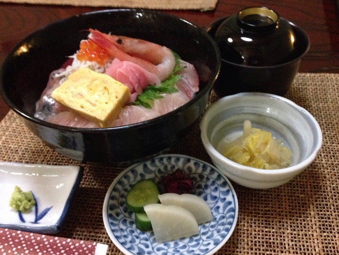 いつもの海鮮丼に本鮪すき身がのります